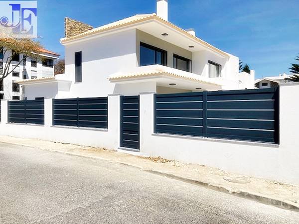 Moradia com portão exterior